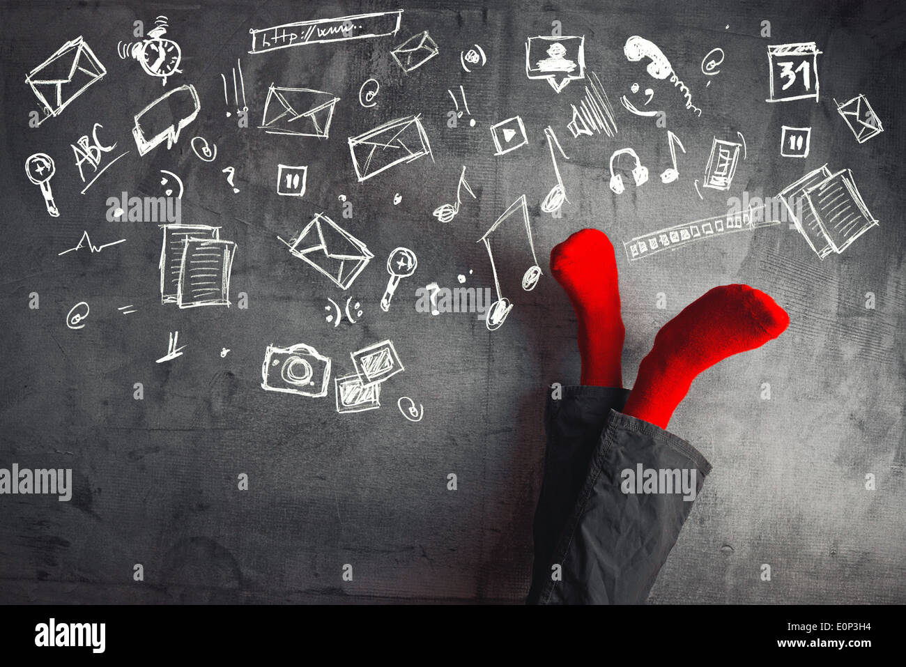 Les jambes vers le haut du mur, de mettre les pieds vers le haut. Man wearing red socks en yoga relaxant avec ses jambes sur le mur et divers icône doodle Banque D'Images