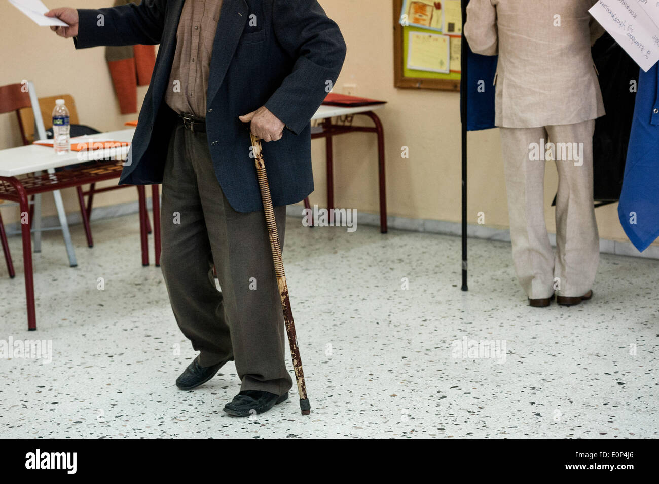 Thessalonique, Grèce. 18 mai, 2014. Les Grecs se rendent aux urnes pour voter pour les élections municipales et régionales de 2014 (premier tour). Les électeurs seront en mesure de choisir entre près de 40 000 candidats. Un changement de la loi, a présenté le mois dernier, a soulevé le nombre de candidats, une partie pourrait avoir sur sa liste de 50 pour cent. Thessalonique, Grèce le 18 mai 2014. Credit : Konstantinos Tsakalidis/Alamy Live News Banque D'Images