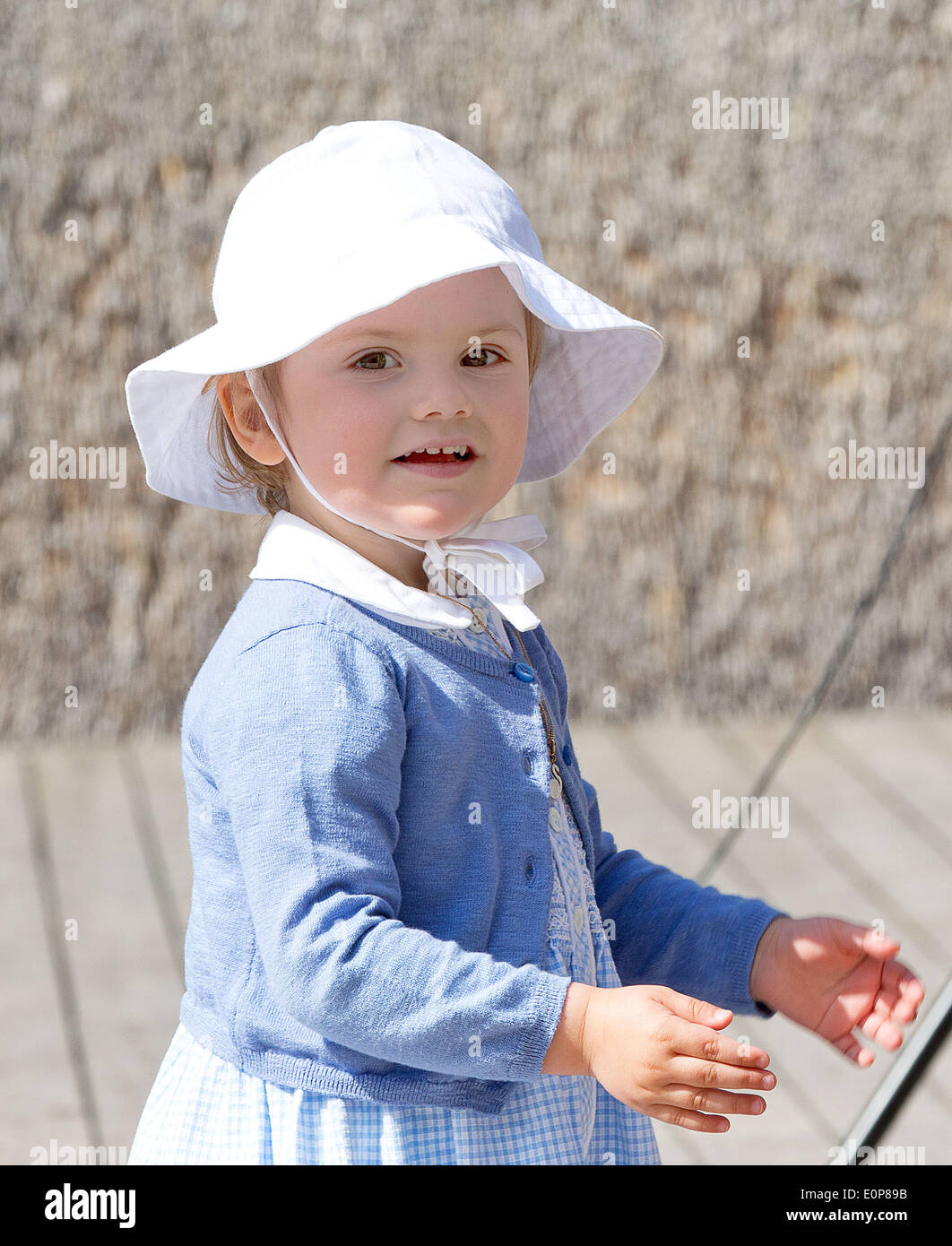 Takern, Suède . 17 mai, 2014. La princesse Estelle de Suède ouvre un nouveau chemin de conte de fées au lac Takern en Suède, 17 mai 2014. C'était la première fois que la princesse Estelle a été mentionné comme un participant officiel Journal Royal. Photo : PRE-Albert Nieboer /afp -aucun- SERVICE DE FIL : dpa Crédit photo alliance/Alamy Live News Banque D'Images