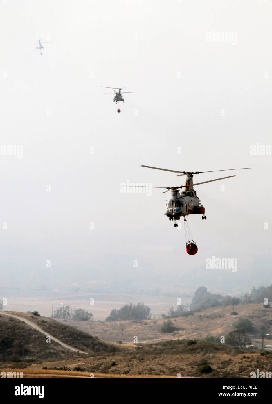 Un des hélicoptères de l'US Marine Corps de transporter de l'eau dans des seaux de Bambi pour contribuer à la lutte contre l'incendie de Tomahawk car elle brûle les contreforts peuvent 16, 2014 autour de Camp Pendleton, en Californie. Plus de 13 000 évacuations forcées des personnes à leur domicile comme le feu a brûlé dans le comté de San Diego. Banque D'Images