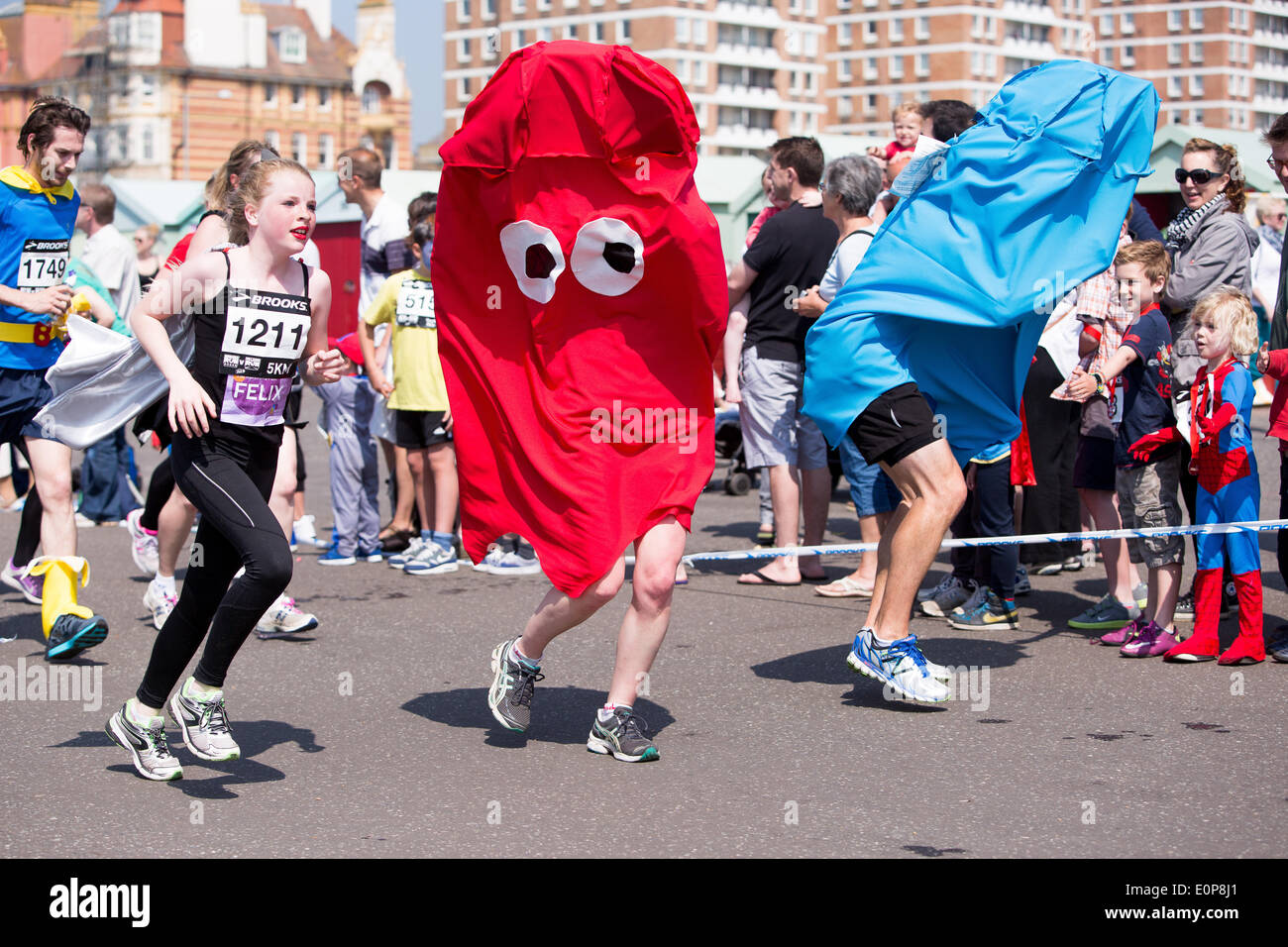 Hove Promenade, Hove, ville de Brighton et Hove, East Sussex, Royaume-Uni. Brighton's Heroes Run Pass It on Africa 2014, collecte de fonds caritative sur Hove Promenade, un parcours de 5 km habillé comme leurs super-héros ou méchants préférés. David Smith/Alamy Live News Banque D'Images