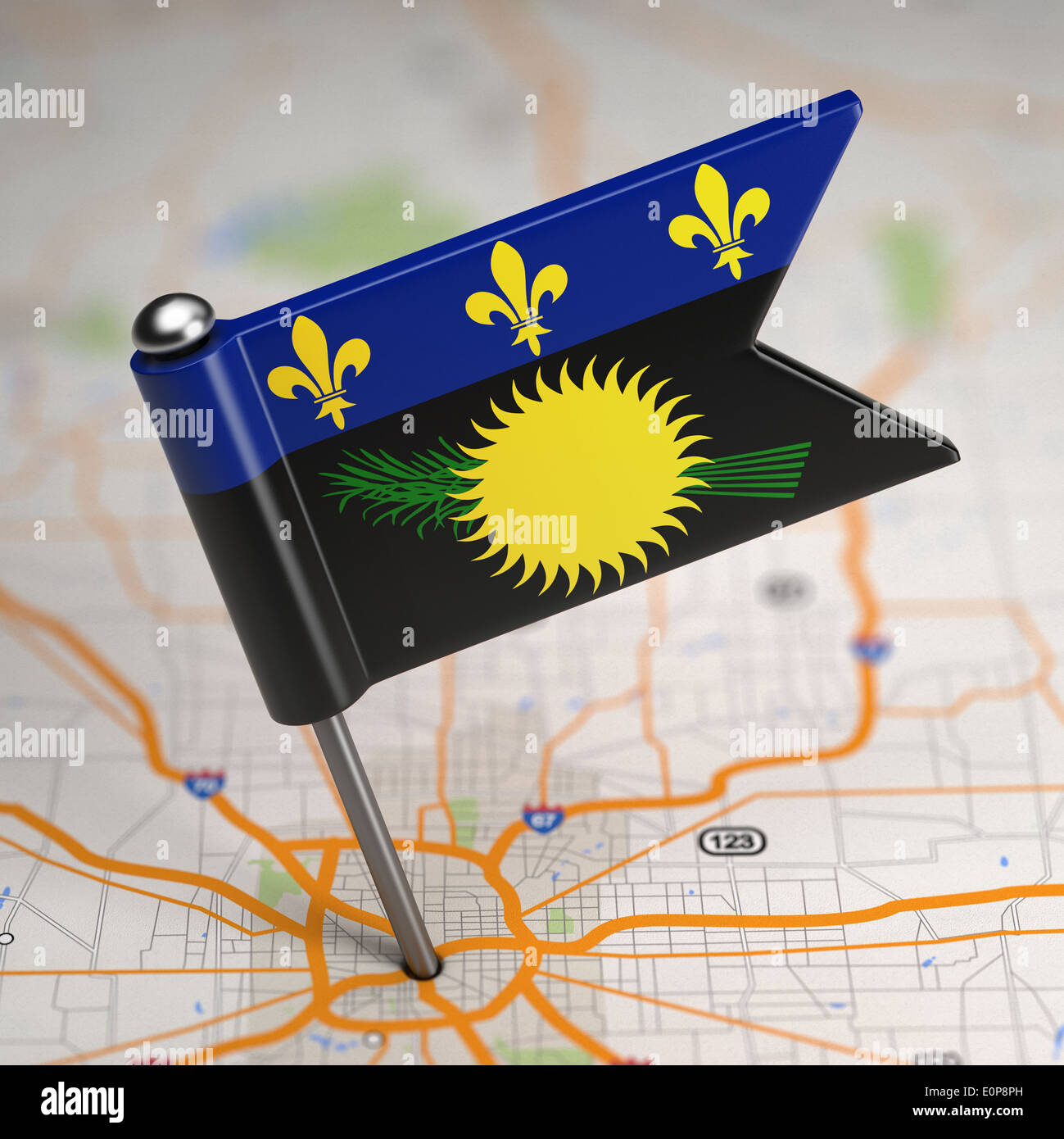 Petit drapeau de la Guadeloupe sur une carte de fond avec focus sélectif. Banque D'Images