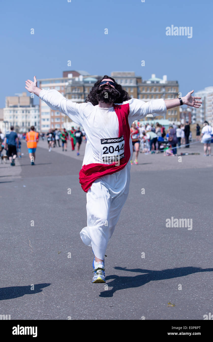 Hove Promenade, Hove, ville de Brighton et Hove, East Sussex, Royaume-Uni. Brighton's Heroes Run Pass It on Africa 2014, collecte de fonds caritative sur Hove Promenade, un parcours de 5 km habillé comme leurs super-héros ou méchants préférés. David Smith/Alamy Live News Banque D'Images