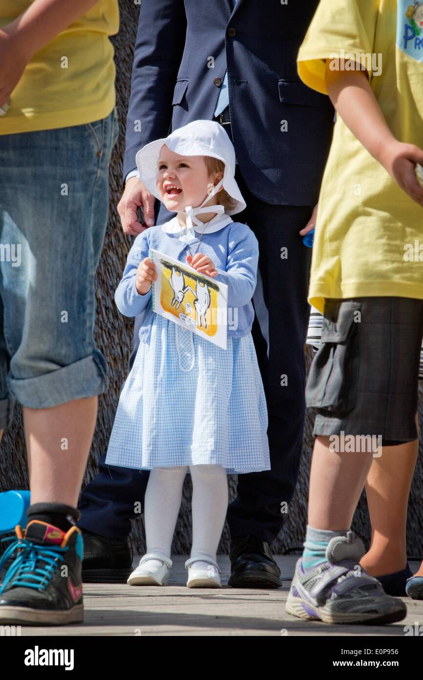 Takern, Suède . 17 mai, 2014. La princesse Estelle de Suède ouvre un nouveau chemin de conte de fées au lac Takern en Suède, 17 mai 2014. C'était la première fois que la princesse Estelle a été mentionné comme un participant officiel Journal Royal. Photo : Patrick van Katwijk/Pays-Bas ET FRANCE OUT /afp -aucun- SERVICE DE FIL : dpa Crédit photo alliance/Alamy Live News Banque D'Images