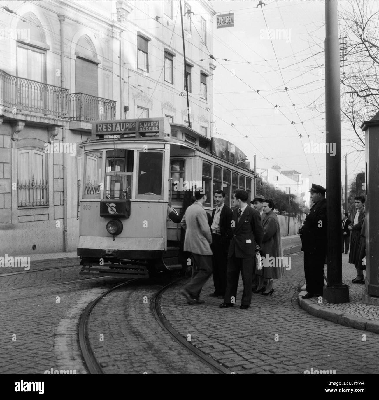 Eléctricos à Lisbonne fait référence au système de tramway emblématique de la ville, qui fait partie intégrante de l'infrastructure des transports publics de Lisbonne. Les tramways ont été un symbole historique et culturel, offrant des itinéraires pittoresques à travers la ville. Banque D'Images
