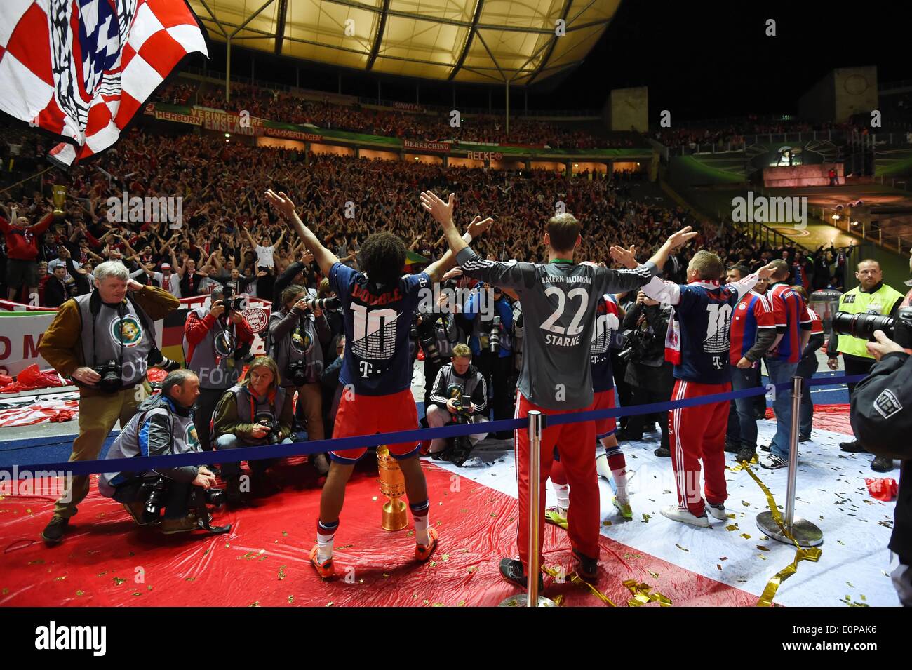 Berlin, Allemagne. 17 mai, 2014. La finale de la Coupe de football allemand. Borussia Dortmund et le Bayern Munich. Bayern applaudir leurs fans : Action Crédit Plus Sport/Alamy Live News Banque D'Images