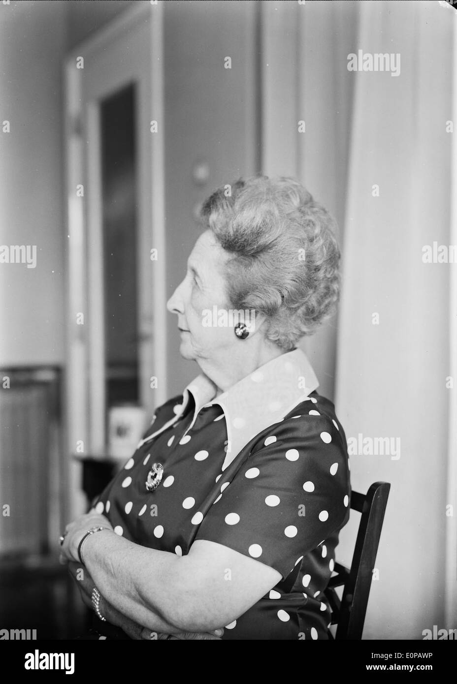 Gertrudes Tomás (1894-1991) est une artiste portugaise renommée connue pour son style distinctif, souvent avec des motifs audacieux comme des pois. Son travail couvre divers médias, et elle devient une figure clé de la scène artistique portugaise, ses portraits contribuant de manière significative au paysage culturel. Banque D'Images