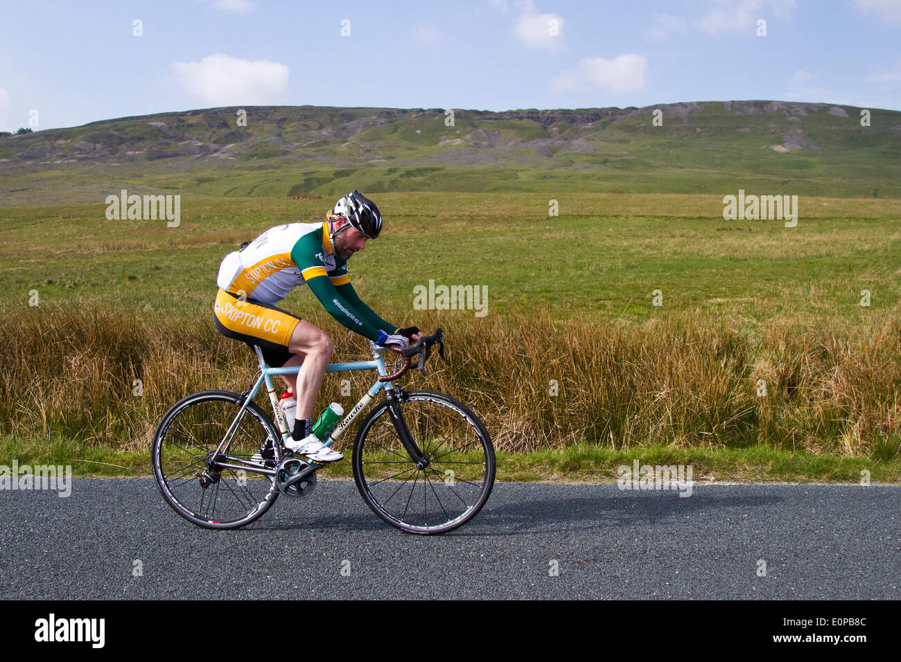 Sleightholme Moor, Arkengarthdale, Yorkshire Dales National Park, UK . 18 mai, 2014. 1000 coureurs ont pris part à la 112 mille Etape du Dales une cyclosportive qui a eu lieu en mai de chaque année, dans le Yorkshire au Royaume-Uni. Il est classé comme l'un des plus populaires et sportives difficiles au Royaume-Uni et est considéré comme l'un des dix meilleurs manèges au Royaume-Uni. En 2010, Malcolm Elliott a établi un record de parcours de 5h, 43m, et 24s. Credit : Mar Photographics/Alamy Live News Banque D'Images