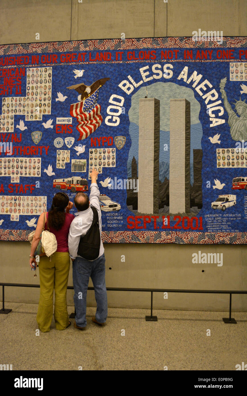 New York, NY, USA. 16 mai, 2014. Couple looking at a memorial quilt à l'ouverture récente du Musée du 11 septembre à Ground Zero à New York. Crédit : Christopher Penler/Alamy Live News Banque D'Images