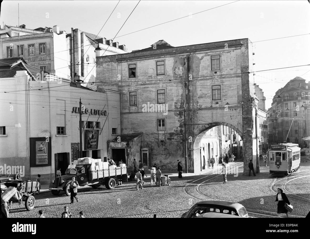 Praça Martim Moniz est une place centrale de Lisbonne, au Portugal, connue pour son atmosphère multiculturelle et sa pertinence historique. La place porte le nom d'un héros du XIIe siècle et sert de centre de transport et social important dans la ville. Banque D'Images