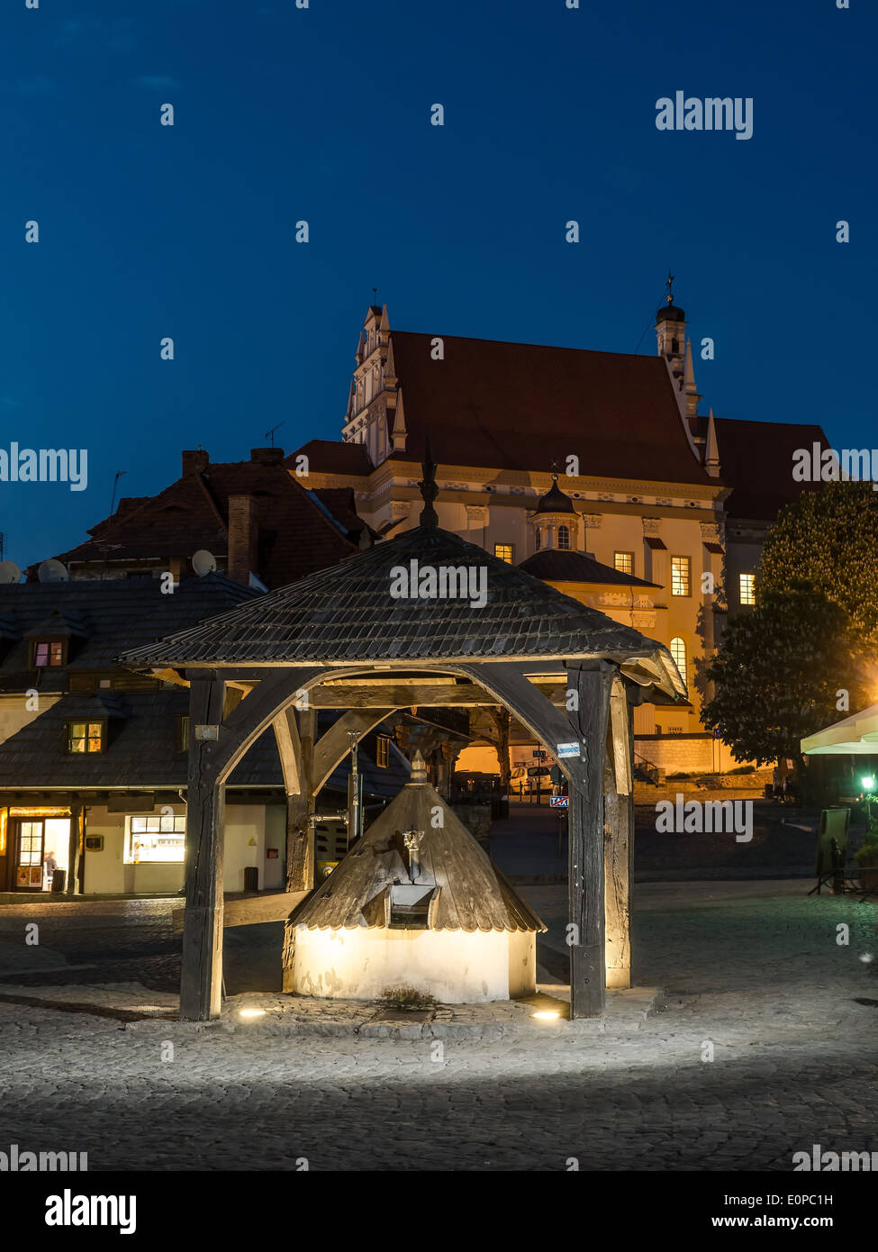Place de la ville de Kazimierz Dolny par nuit avec bien en bois historique dans le centre, Pologne Banque D'Images