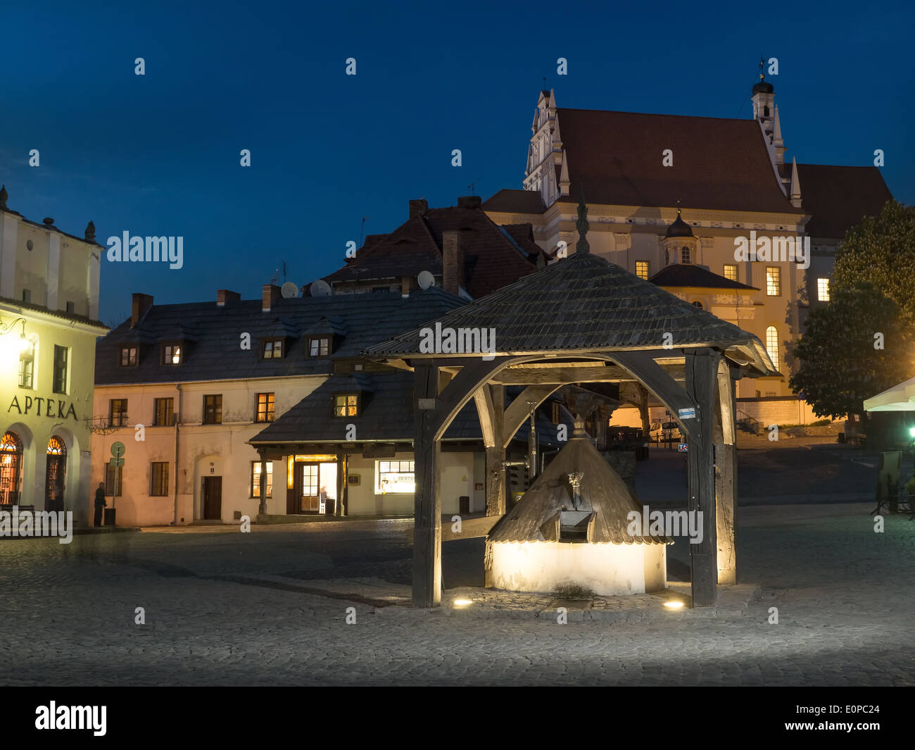 Place de la ville de Kazimierz Dolny par nuit avec bien en bois historique dans le centre, Pologne Banque D'Images