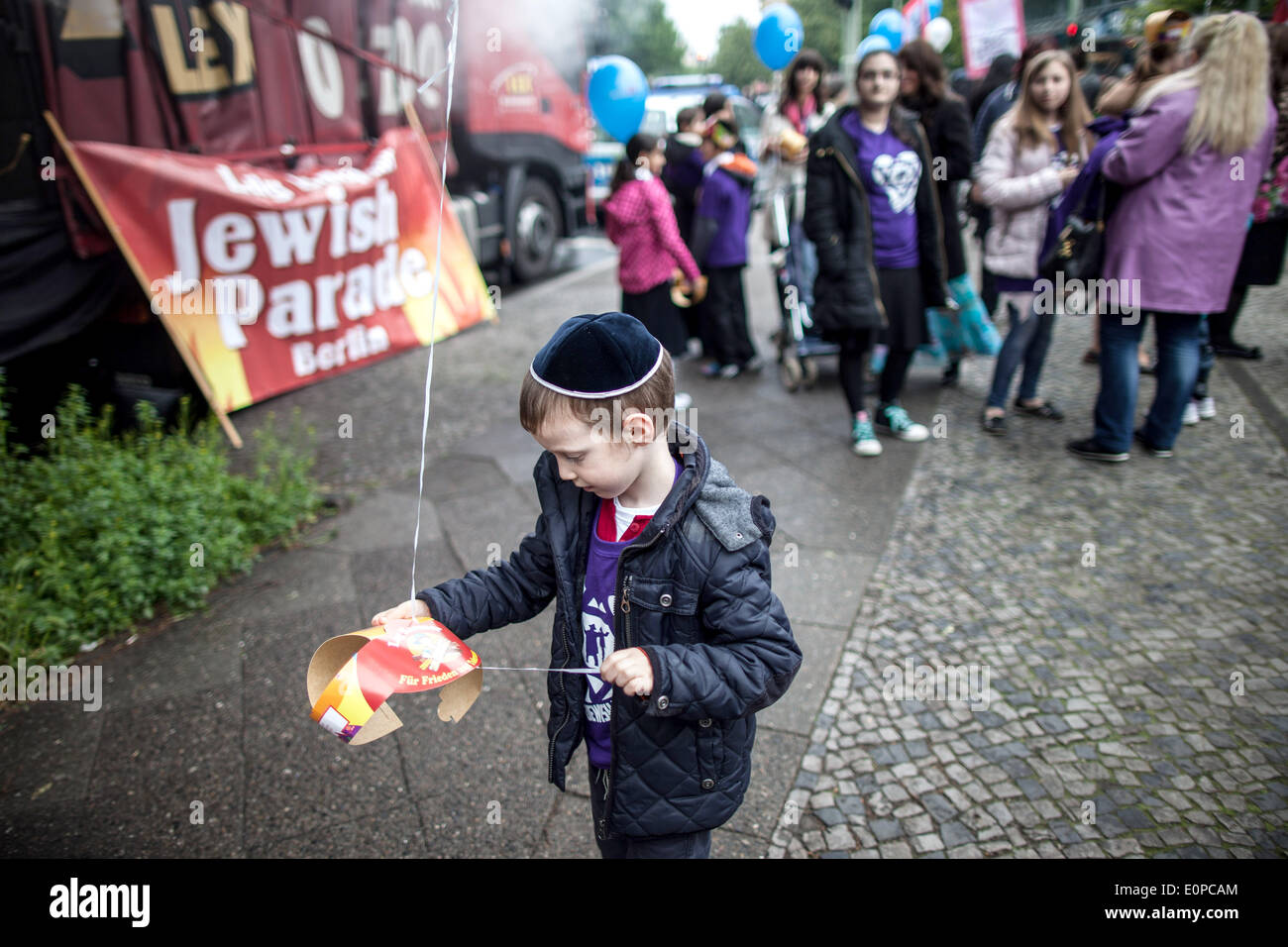 Berlin, Allemagne. 18 mai, 2014. Les participants à un défilé pour la paix et la tolérance à l'occasion de la fête juive Lag BaOmer mars à Charlottenburg à Berlin, Allemagne, 18 mai 2014. Le défilé et les barbecue était organisé par le centre juif Chabad de l'apprentissage. Photo : MAJA HITIJ/DPA/Alamy Live News Banque D'Images