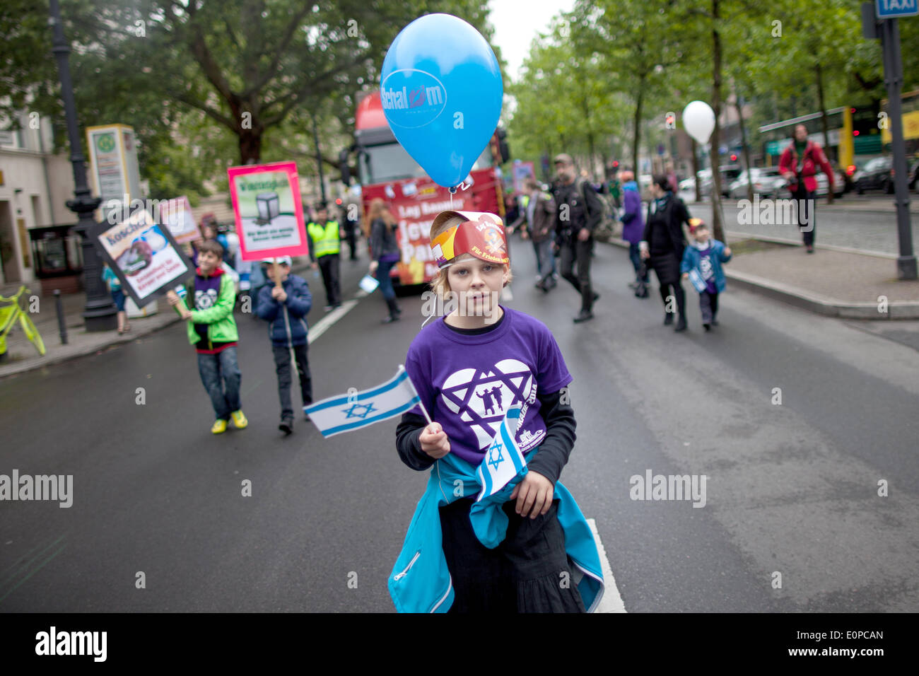 Berlin, Allemagne. 18 mai, 2014. Les participants à un défilé pour la paix et la tolérance à l'occasion de la fête juive Lag BaOmer mars à Charlottenburg à Berlin, Allemagne, 18 mai 2014. Le défilé et les barbecue était organisé par le centre juif Chabad de l'apprentissage. Photo : MAJA HITIJ/DPA/Alamy Live News Banque D'Images