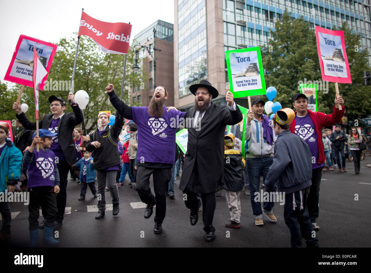 Berlin, Allemagne. 18 mai, 2014. Les participants à un défilé pour la paix et la tolérance à l'occasion de la fête juive Lag BaOmer mars à Charlottenburg à Berlin, Allemagne, 18 mai 2014. Le défilé et les barbecue était organisé par le centre juif Chabad de l'apprentissage. Photo : MAJA HITIJ/DPA/Alamy Live News Banque D'Images