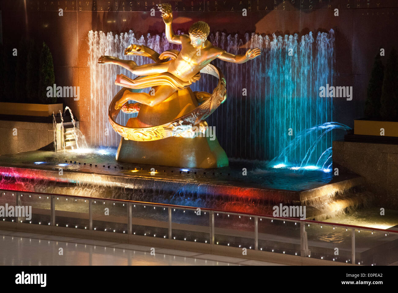 Statue de Prométhée de nuit ; bas Plaza à Rockefeller Center, New York City Banque D'Images