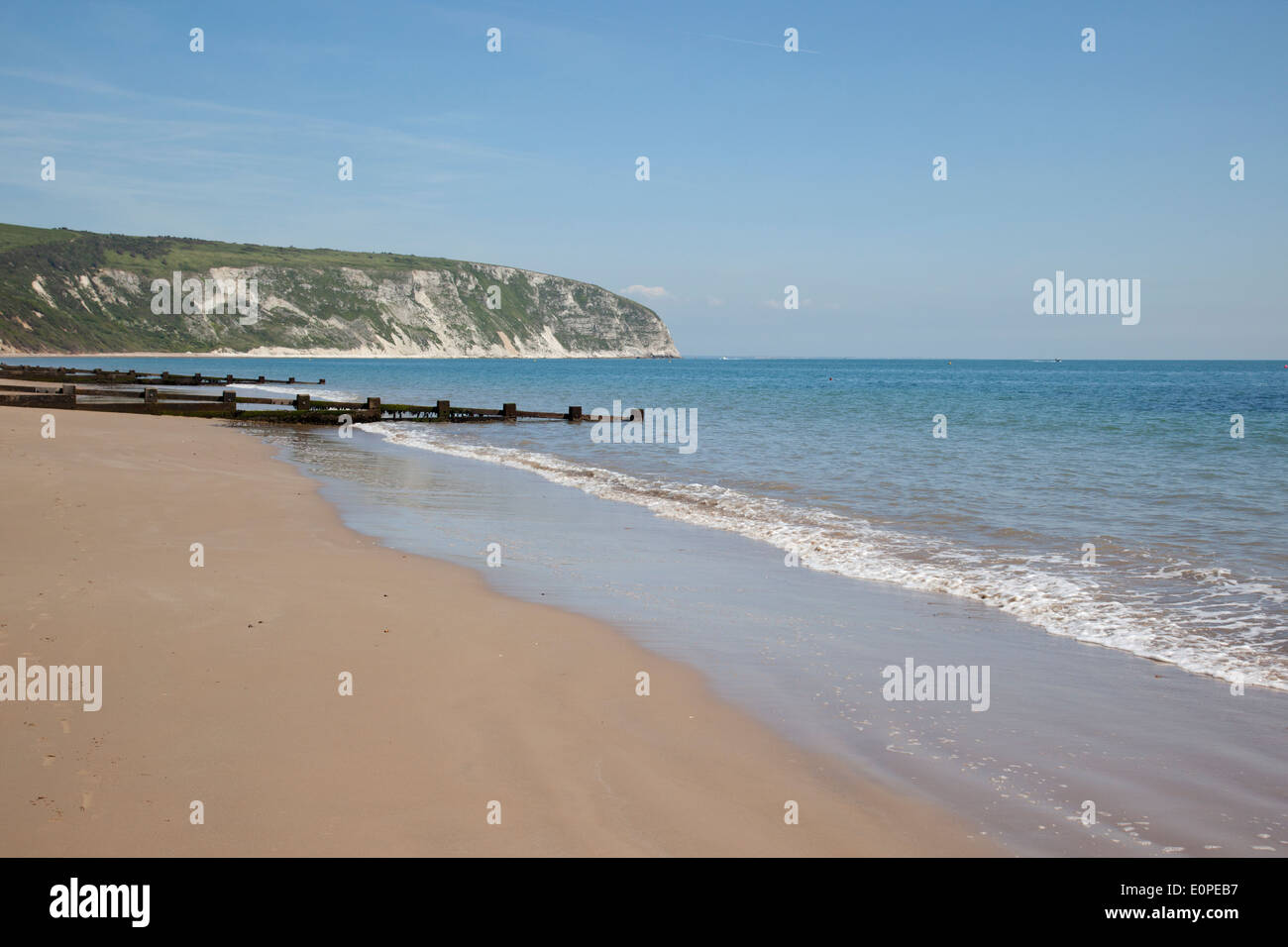 Plage de sable et groynes sur la plage de Swanage, Dorset, Angleterre, Royaume-Uni Banque D'Images