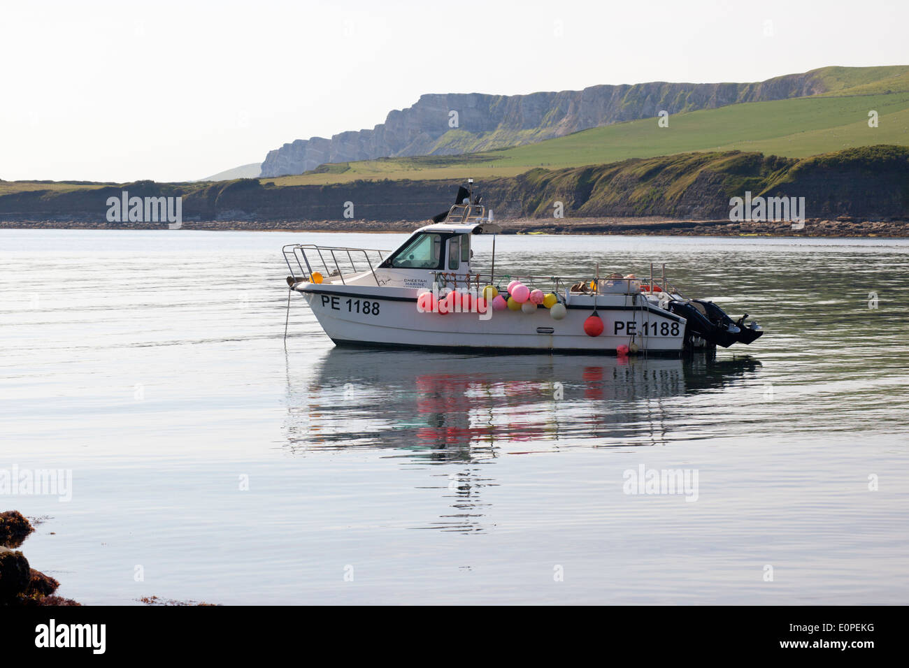 Motor yacht à Kimmeridge Bay, Dorset, Angleterre, Royaume-Uni Banque D'Images