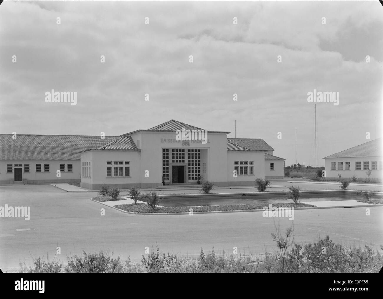 Emissora Nacional de Radiodifusão était un radiodiffuseur public portugais. Il a joué un rôle important dans la formation des médias au Portugal, offrant des nouvelles, des divertissements et des programmes culturels au public. Banque D'Images