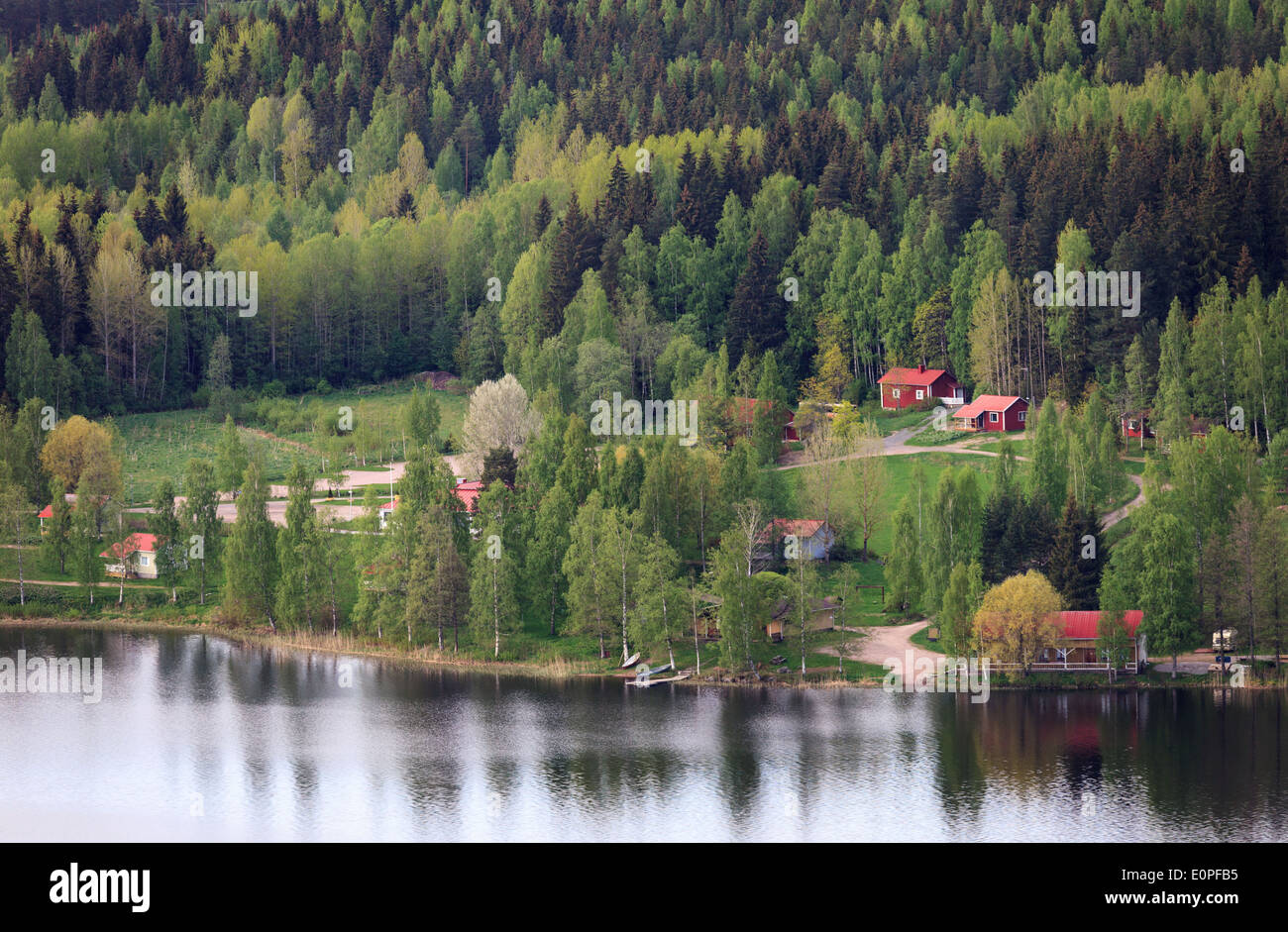 Vue aérienne de campagne typiquement finlandais avec les forêts et les lacs. Banque D'Images