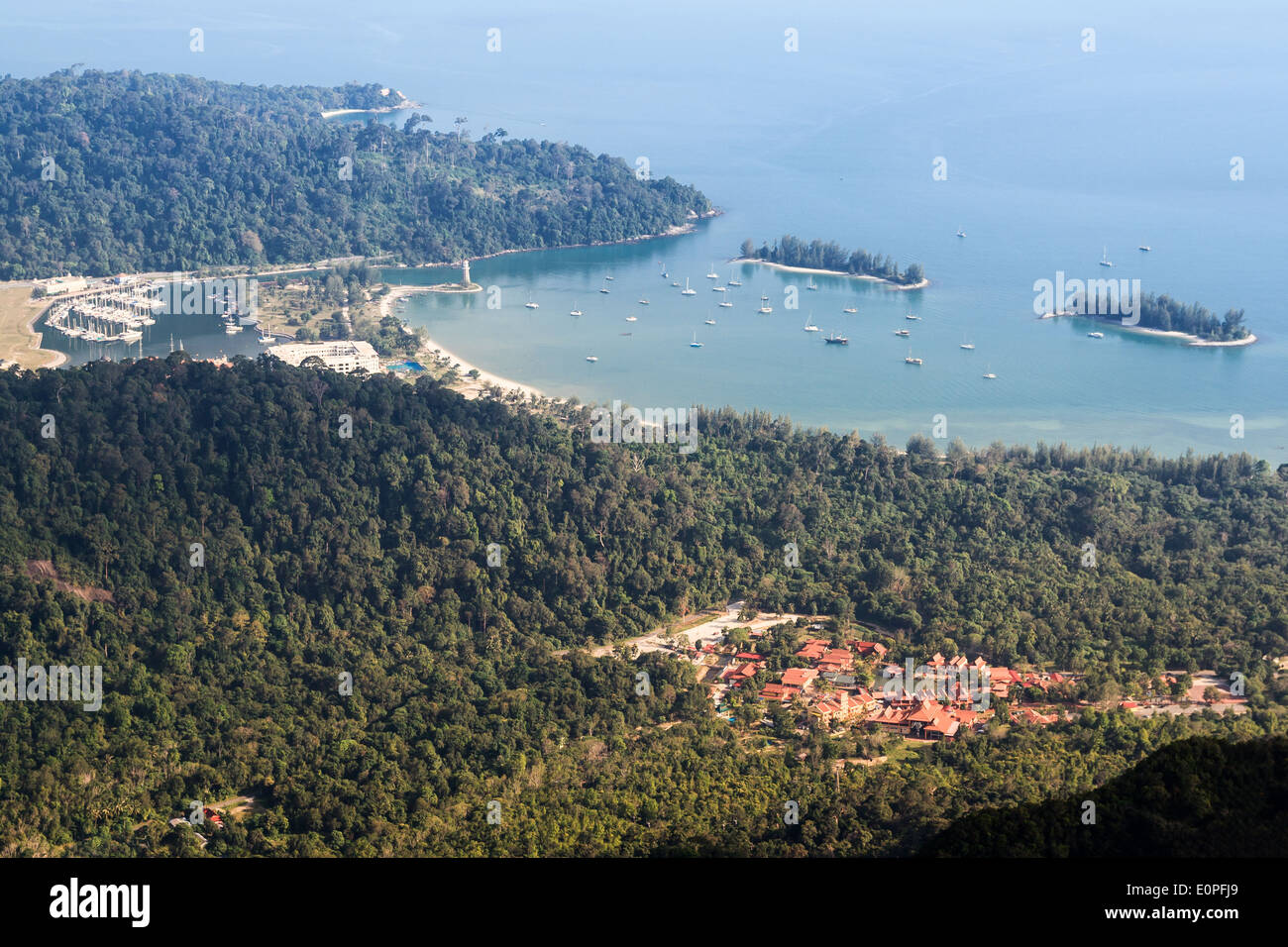 Vue aérienne d'un village et des bateaux sur la mer à Langkawi, Malaisie. Banque D'Images