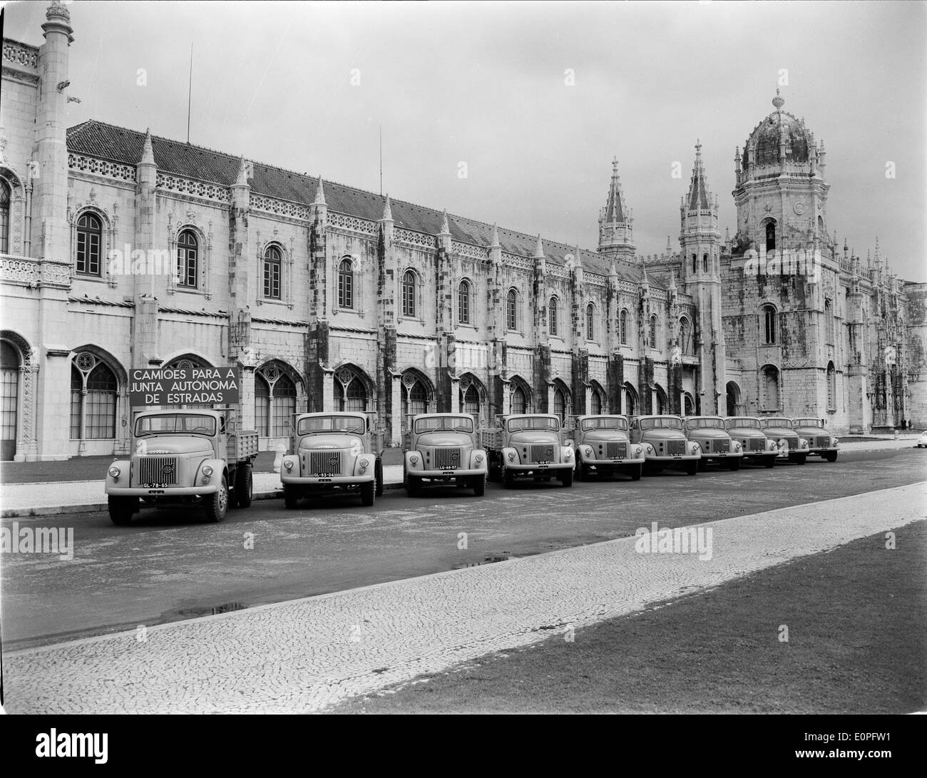 Volvo, un constructeur automobile de renom, a fait de la publicité à Lisbonne, au Portugal, mettant en valeur ses véhicules et promouvant sa marque. La campagne de marketing s'est concentrée sur la présentation des produits Volvo sur le marché portugais. Banque D'Images