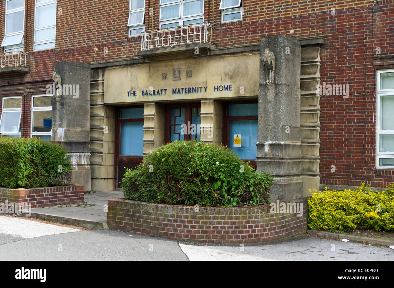 La maison de maternité, Barratt partie de Northampton General Hospital ; noter les deux cigognes sculptées en pierre de chaque côté du signe. Banque D'Images