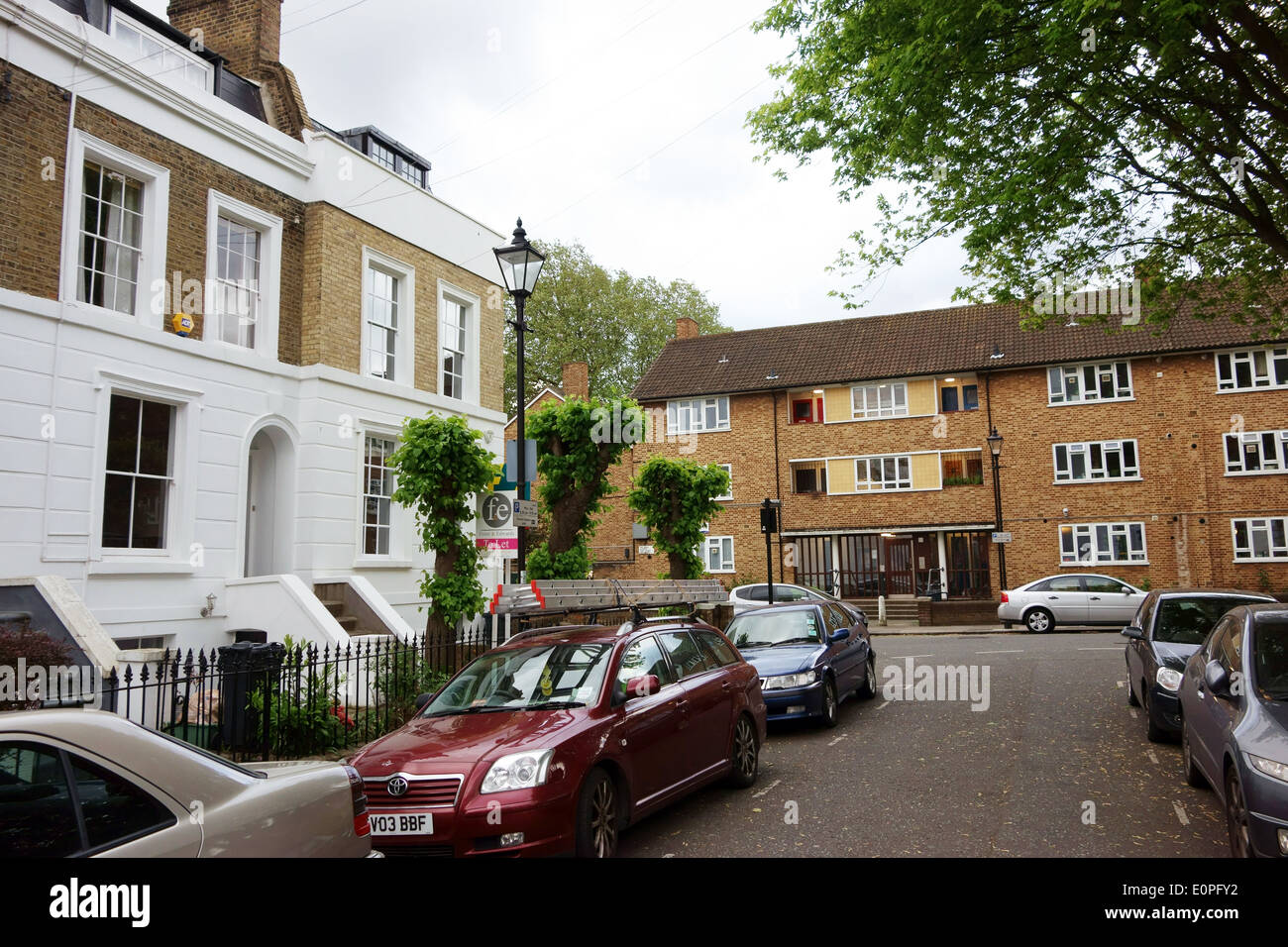 Contraste entre les logements sociaux et à Brixton, dans le sud de Londres Banque D'Images