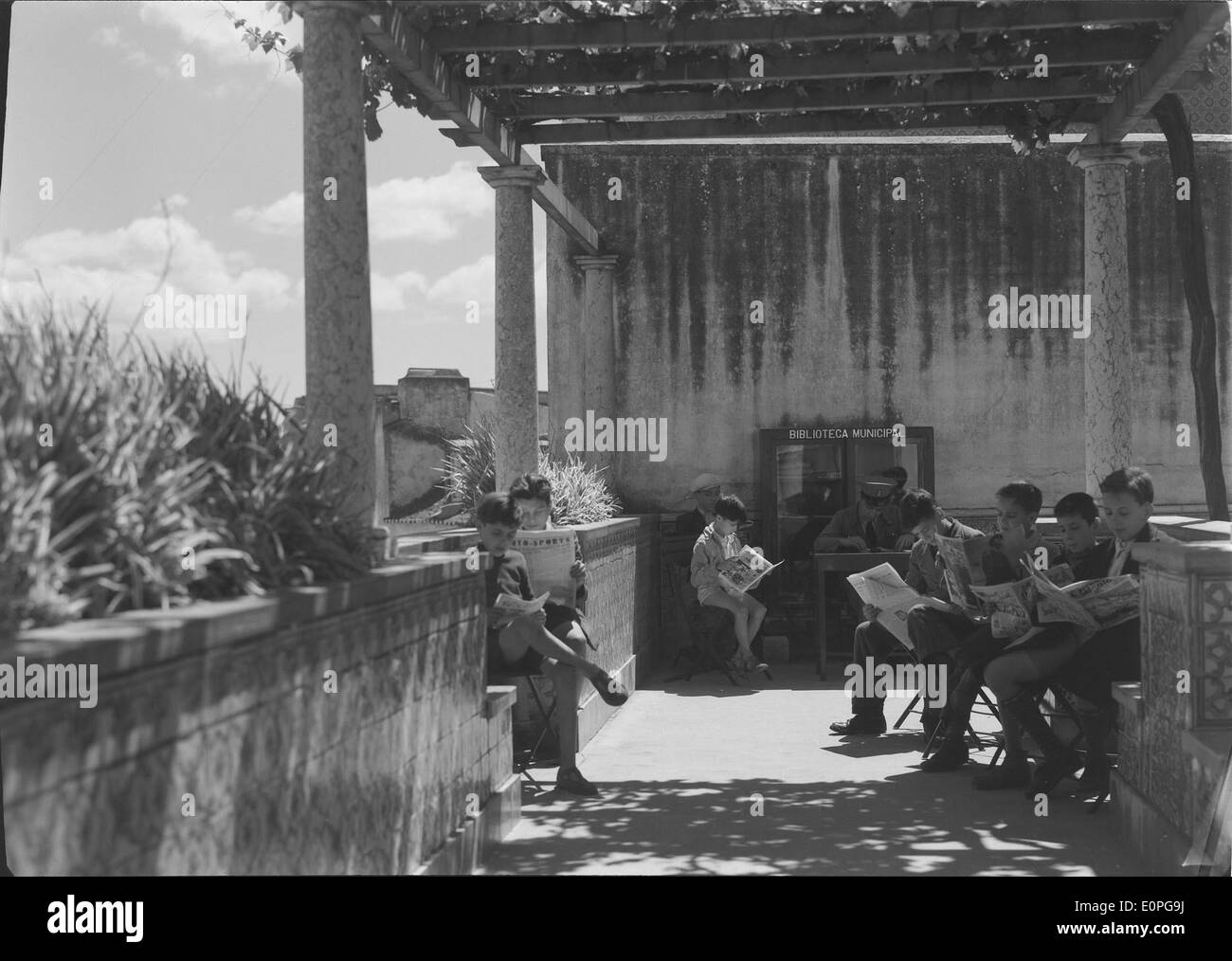 Biblioteca de Jardim est une bibliothèque publique située à Lisbonne. Capturé par Mário Novais, il met en valeur l’intégration de la nature avec les espaces urbains dans la conception des bibliothèques publiques. Banque D'Images