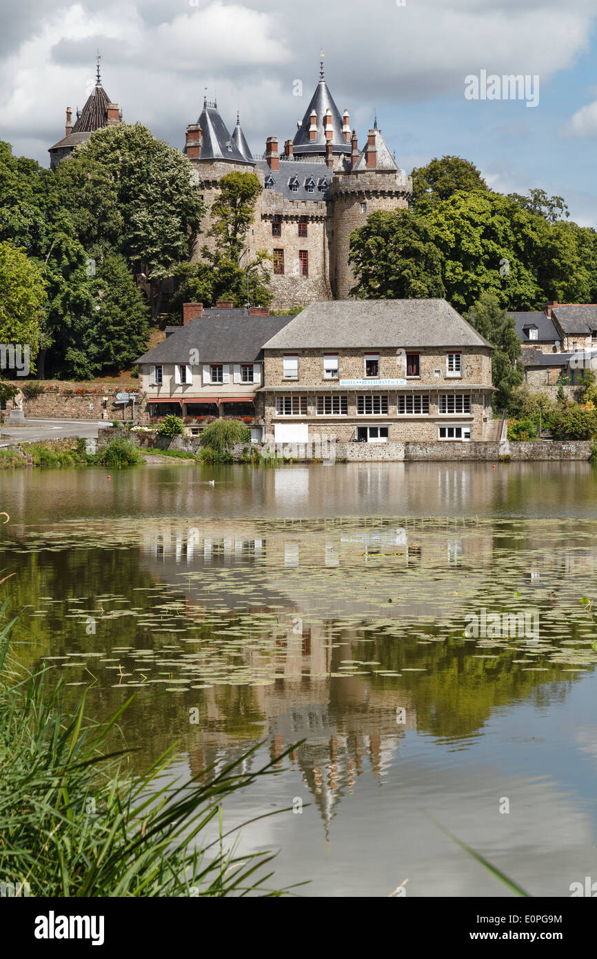 Vue sur Lac Combourg au Château de Combourg, Combourg, Ille-et-Vilaine, Bretagne, France Banque D'Images