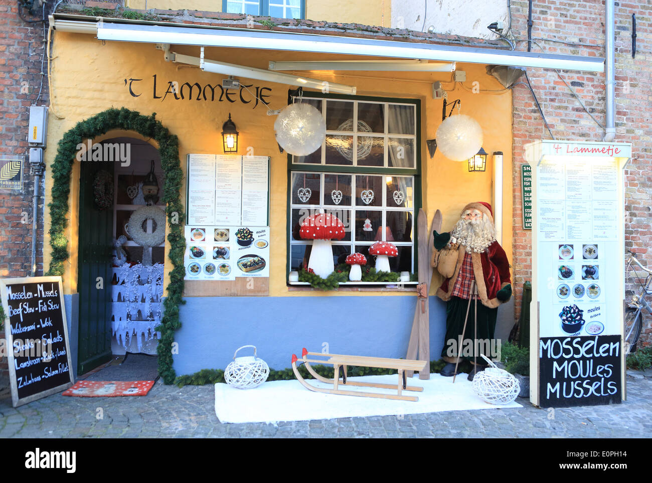 Décorations de Noël à l'extérieur d'une boutique dans la vieille ville de Bruges/Brugge, en Flandre occidentale, Belgique, Europe Banque D'Images