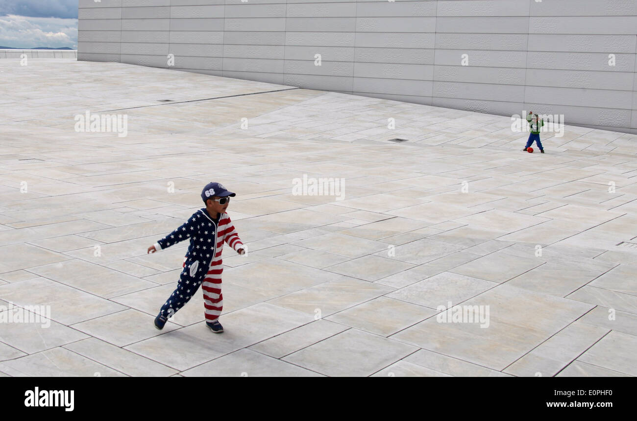 Enfants jouant sur le toit d'Oslo Opera House Banque D'Images