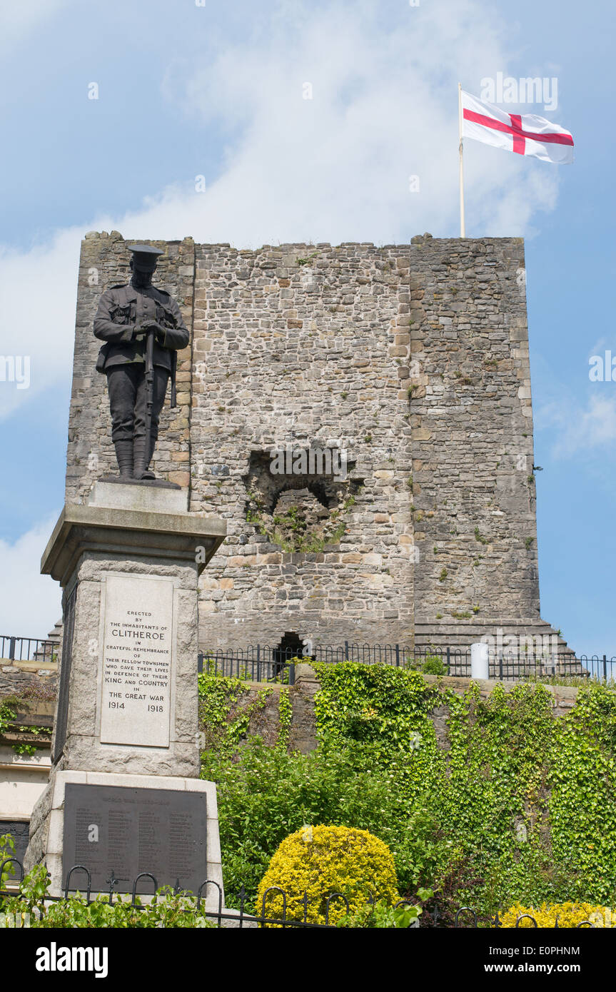 First World War Memorial et du château de Clitheroe, Lancashire, England, UK Banque D'Images