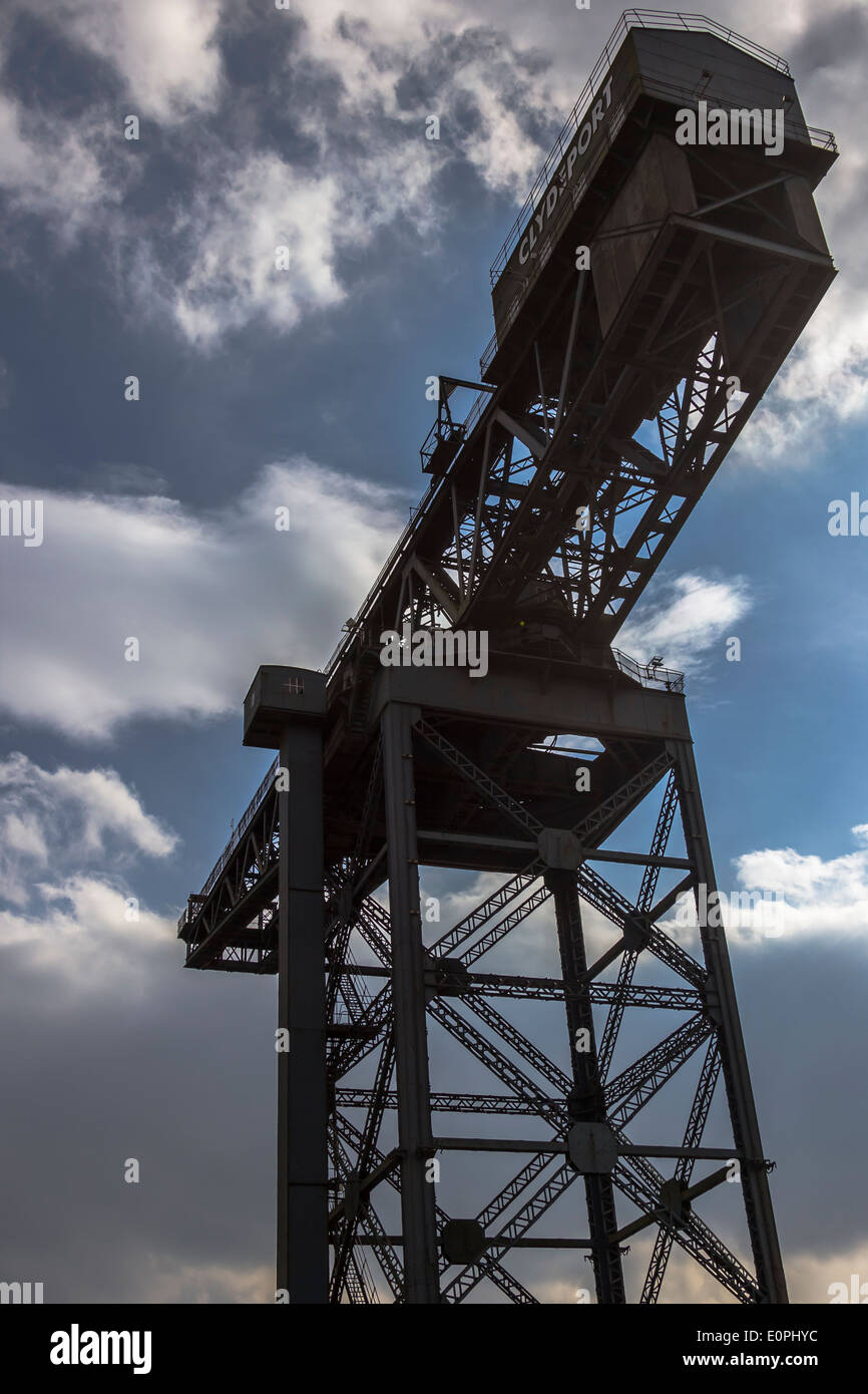 Une grande grue de chantier debout à côté de la rivière Clyde à Glasgow. Banque D'Images