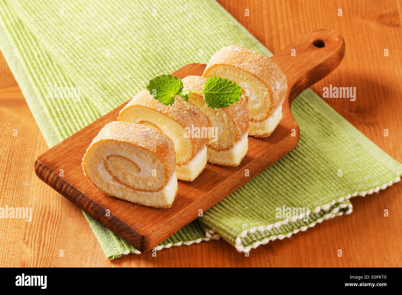 Gâteau éponge rouleau avec la crème Banque D'Images