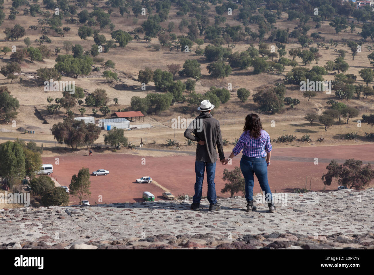 Couple holding hands au sommet de la pyramide du Soleil à Teotihuacan Banque D'Images