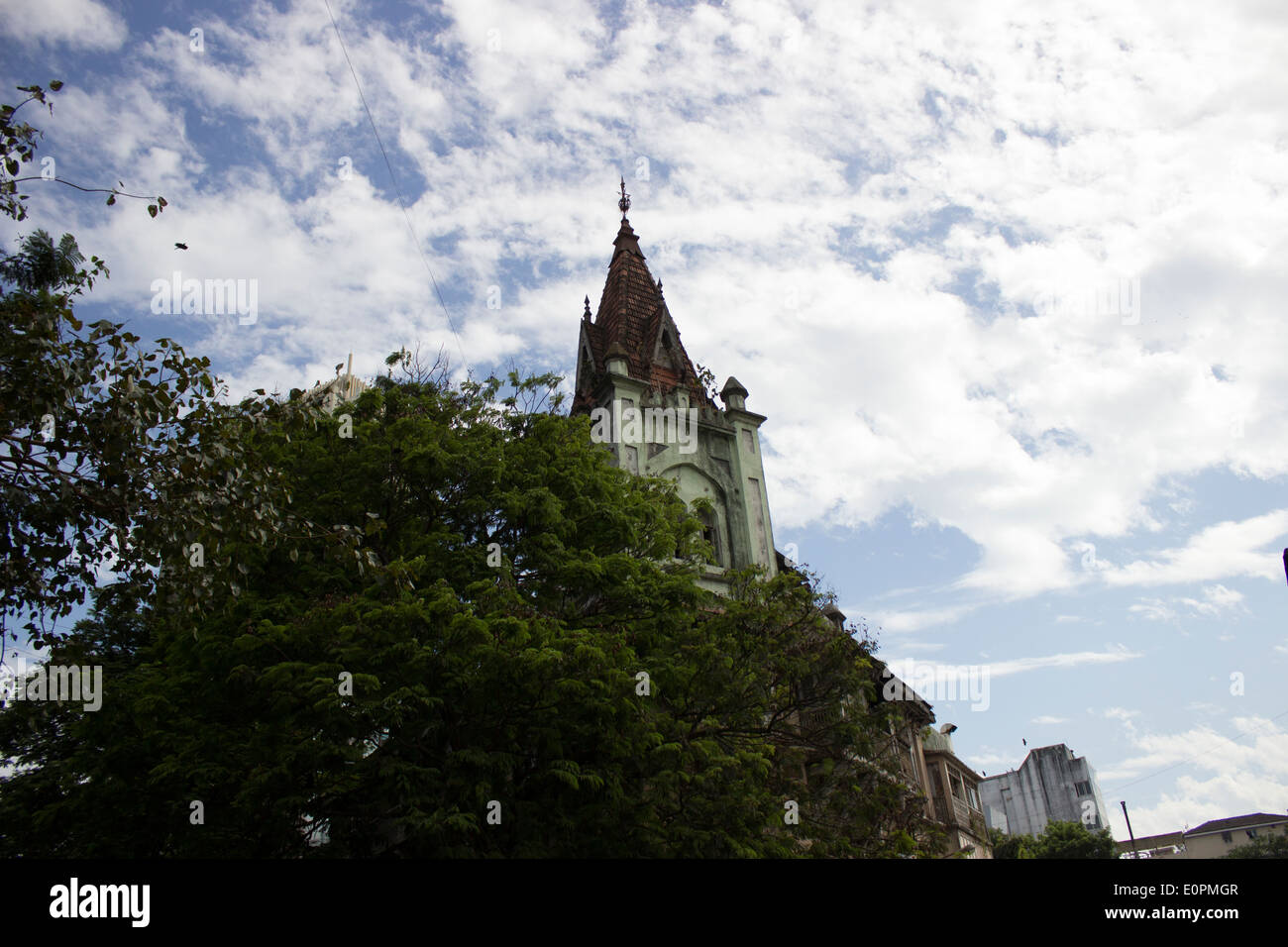 Le toit d'un immeuble du patrimoine de Colaba à Mumbai qui partage l'espace avec l'architecture moderne de la ville Banque D'Images