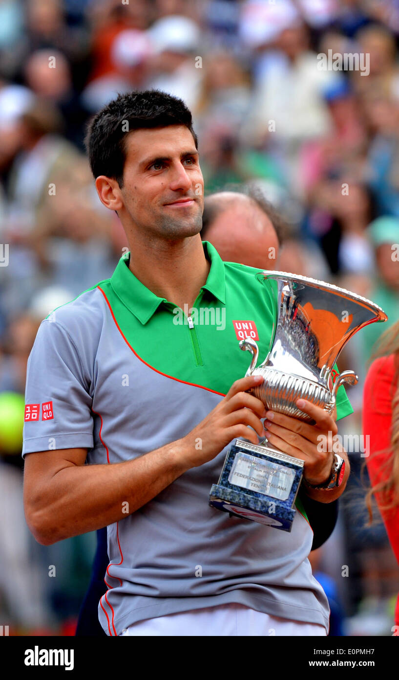 Rome, Italie. 18 mai, 2014. Novak Djokovic la Serbie de pose avec son  trophée lors de la cérémonie de remise des prix après le dernier match du  tournoi contre l'Espagne de Rafael