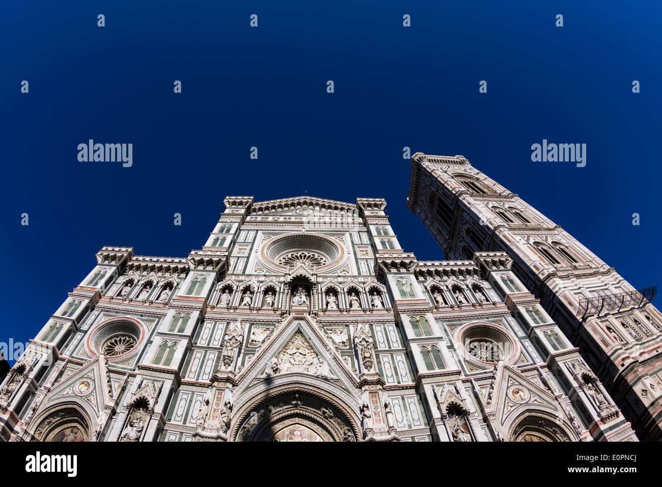 Façade de la basilique Santa Maria del Fiore Florence Italie avec le clocher de Giotto Banque D'Images