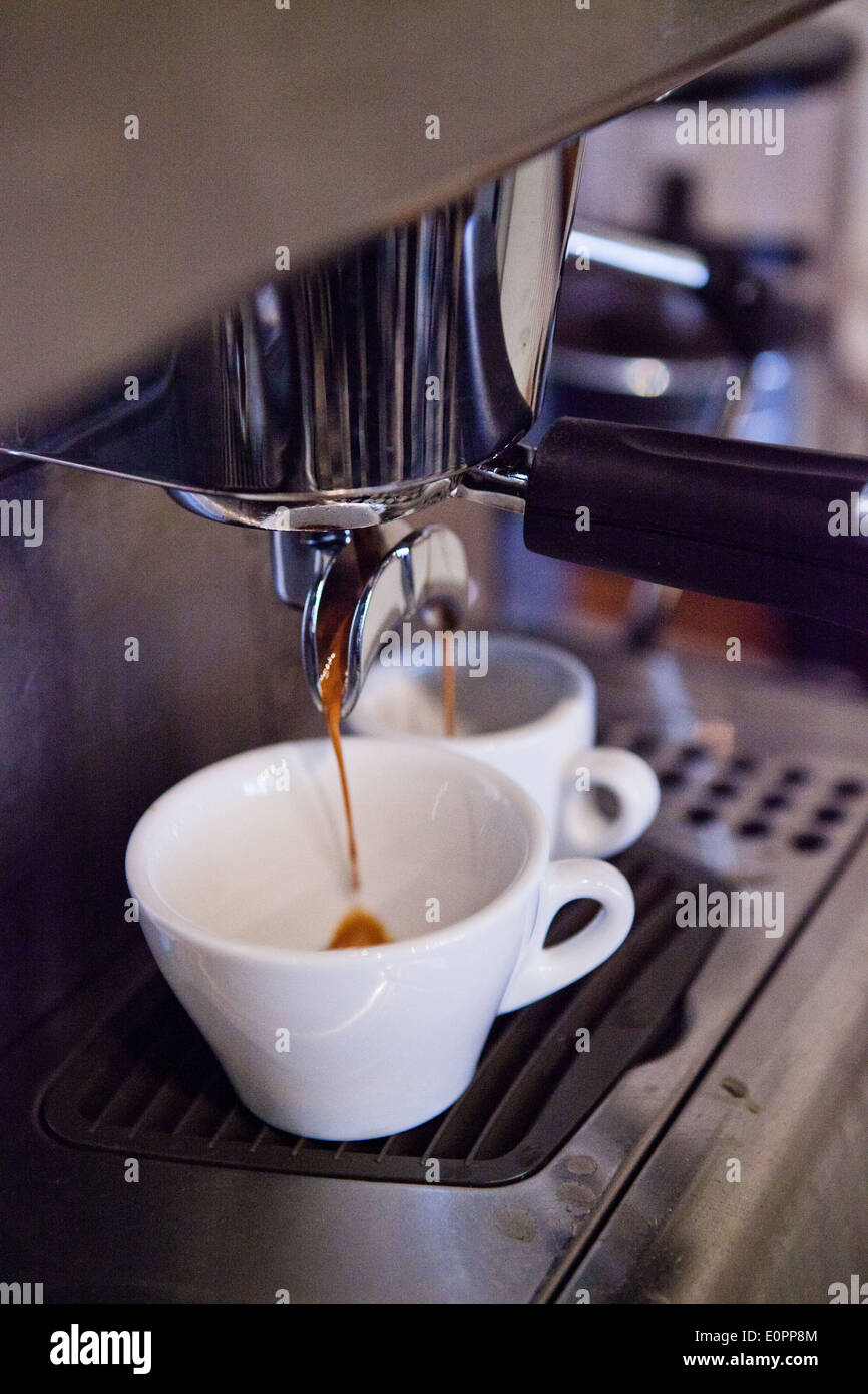 Libre de qualité professionnelle, machine à expresso à café avec filtrage du café dans deux tasses d'infuser le group Banque D'Images