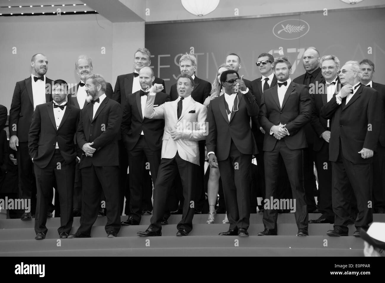 18 mai 2014 - Cannes, France - CANNES, FRANCE - 18 MAI : (Haut L-R) Acteurs Glen Powell, Kelsey Grammer, Dolph Lundgren, Harrison Ford, directeur Patrick Hughes, acteurs Antonio Banderas, Randy Couture (AVANT L-R) Victor Ortiz, Mel Gibson, Jason Statham, Sylvester Stallone, Ronda Rousey, Wesley Snipes et Kellan Lutz, assistera à l'usure 3' première mondiale au 67e Festival annuel du film de Cannes le 18 mai 2014 à Cannes, France. (Crédit Image : © Injimbert ZUMAPRESS.com)/Frederick Banque D'Images