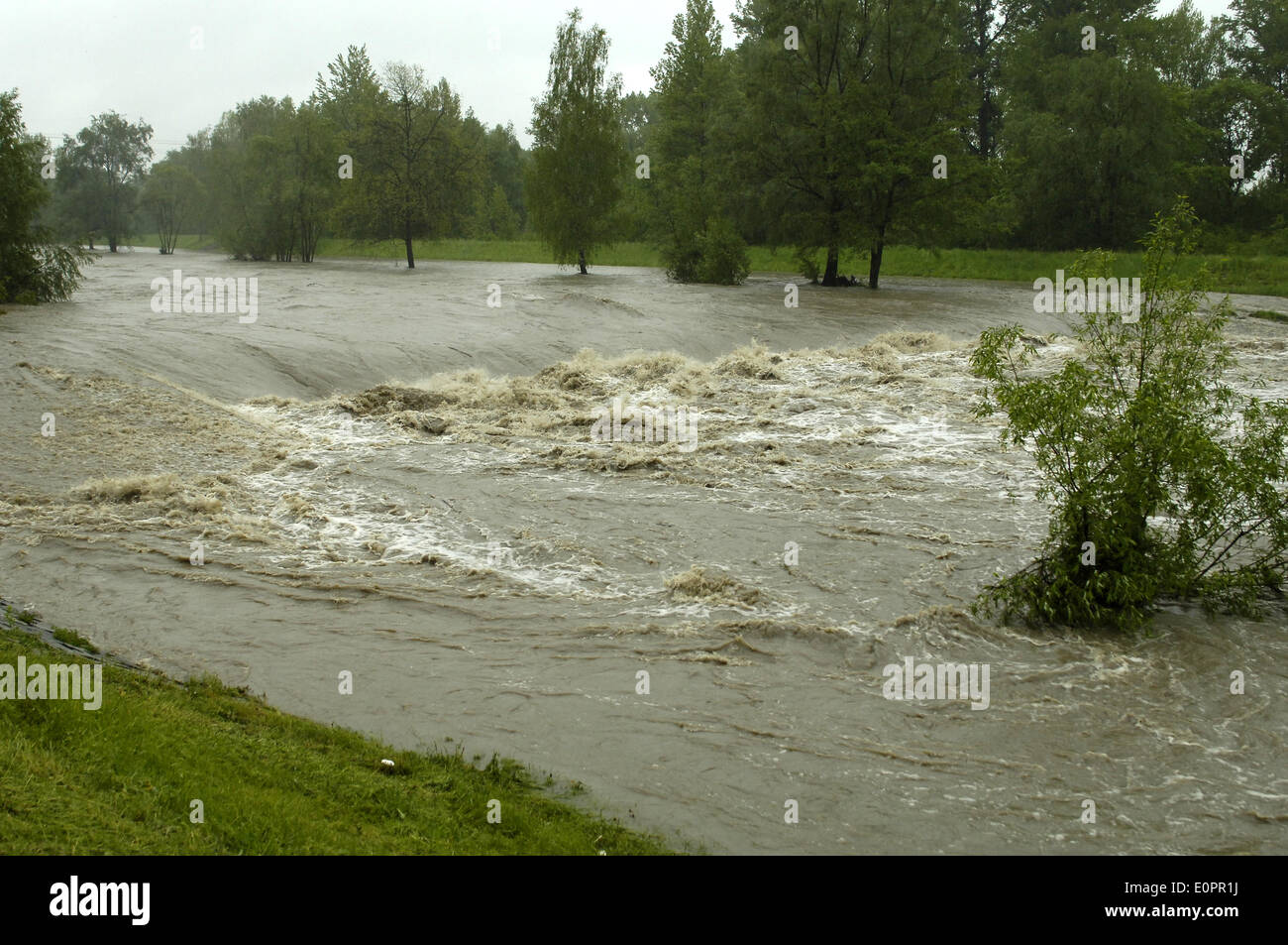 Pluie continue a soulevé le niveau d'eau des rivières dans le nord de la Moravie et Silésie hier soir et pendant la journée. Rivière Olse imagée dans Karvina, en République tchèque, le 16 mai 2014. (CTK Photo/Drahoslav Ramik) Banque D'Images