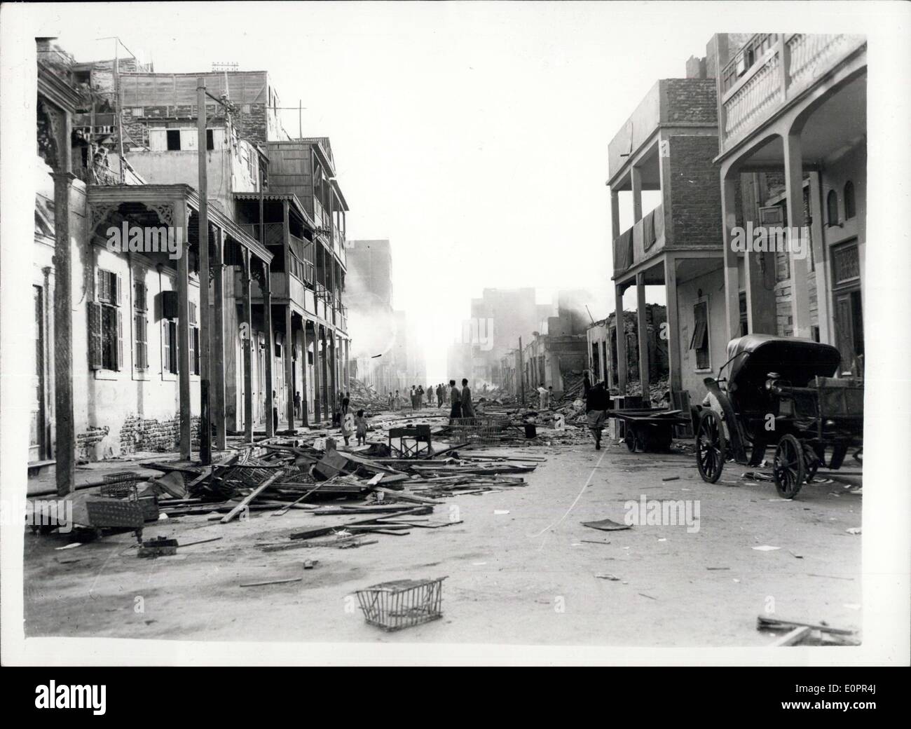 08 nov., 1956 - Anglo - les troupes françaises occupent Port Said : une vue d'une des rues principales de Port a déclaré qu'elle couve après avoir été défigurée par le feu. Montrant les Arabes d'errer dans la recherche de biens. Banque D'Images