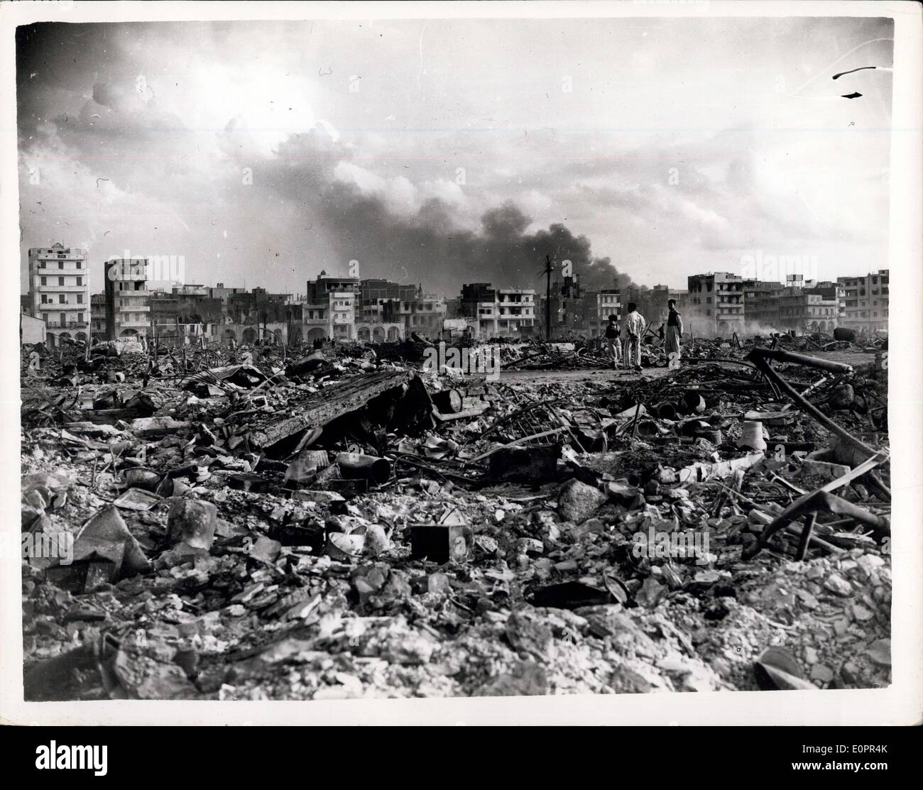 08 novembre 1956 - La crise de Suez. Les troupes anglo-françaises occupent Port-saïd. Photo : Une partie de la ville arabe qui avait été en partie brûlée par le feu. Banque D'Images