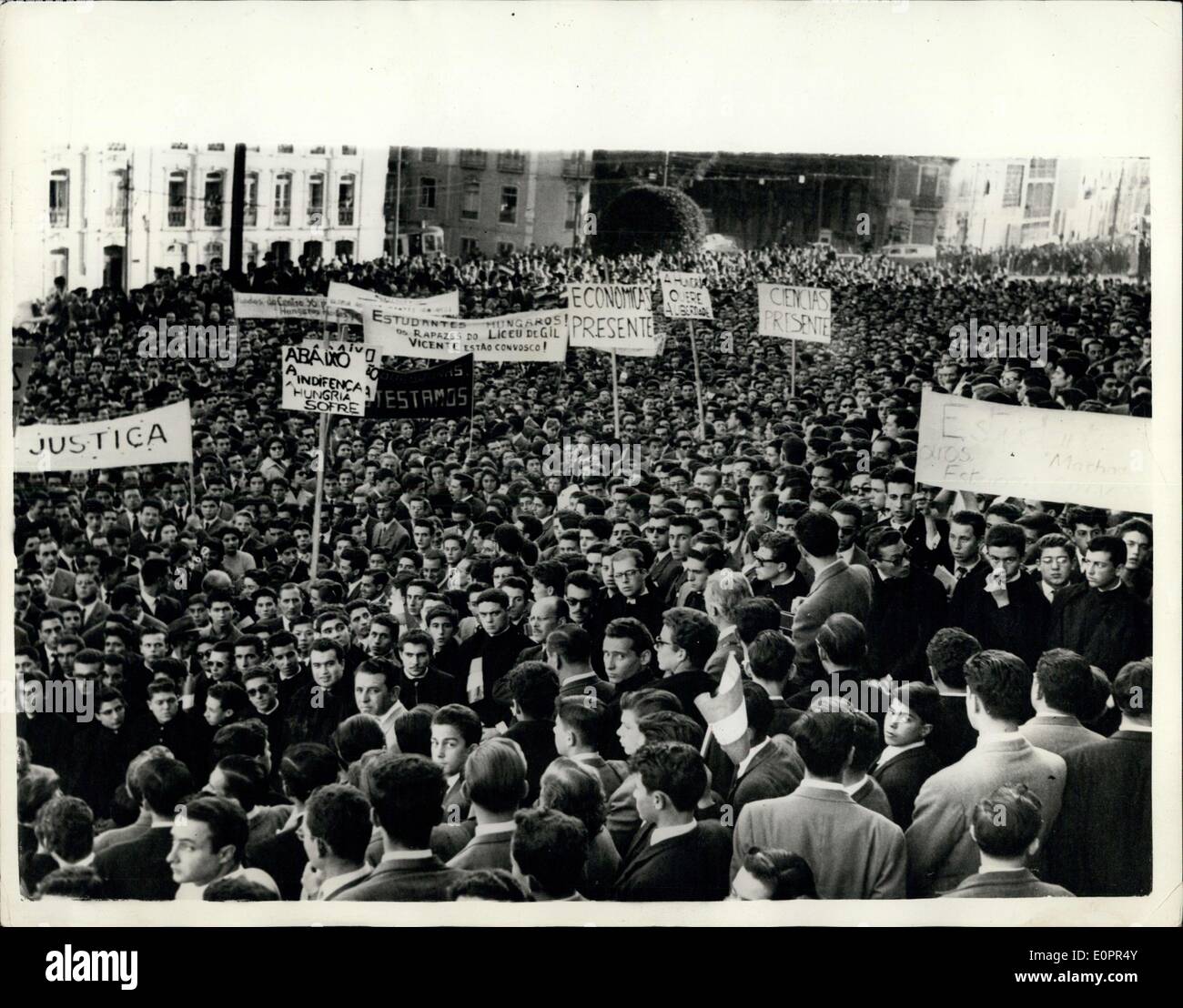 09 novembre 1956 - Manifestation anticommuniste à Lisbonne : protestation contre les actions soviétique en Hongrie. Vue générale au cours de la messe Banque D'Images