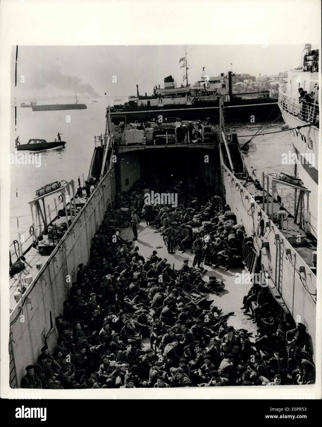 09 nov., 1956 - Le Crisis-Original les troupes anglo-française de Suez images occupent Port said : les troupes à bord d'un bateau de débarquement d'attendre d'être mis à terre à Port Said. Banque D'Images