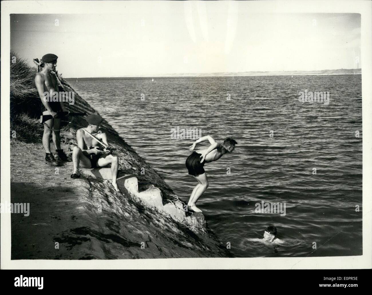 11 novembre 1956 - Les troupes britanniques aller nager dans le canal de Suez... En attente d'arrivée de l'ONU Force de police. Parachutistes britanniques sont allés nager à El la capitation - sur le Canal de Suez - près de Kantara - peu après le cessez-le-feu dans l'intervention franco-britannique en Égypte. Les troupes sont maintenant creusé dans il y attendent l'arrivée de l'ONU force de police.. Ils ne sont qu'à quelques centaines de mètres de la position égyptienne.. Photo montre :- parachutistes britanniques pendant leur baignade à la capitation dans El ombre de la position égyptienne Banque D'Images