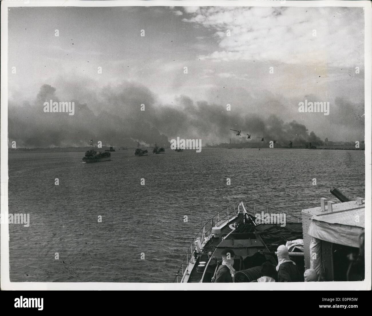 Novembre 11, 1956 - avec les forces britanniques en Port Said Photos juste reçu à Londres : cette photo, vient de recevoir à Londres aujourd'hui (lundi), montre des hélicoptères transportant des troupes de débarquement voler plus près de Port Saïd. Banque D'Images