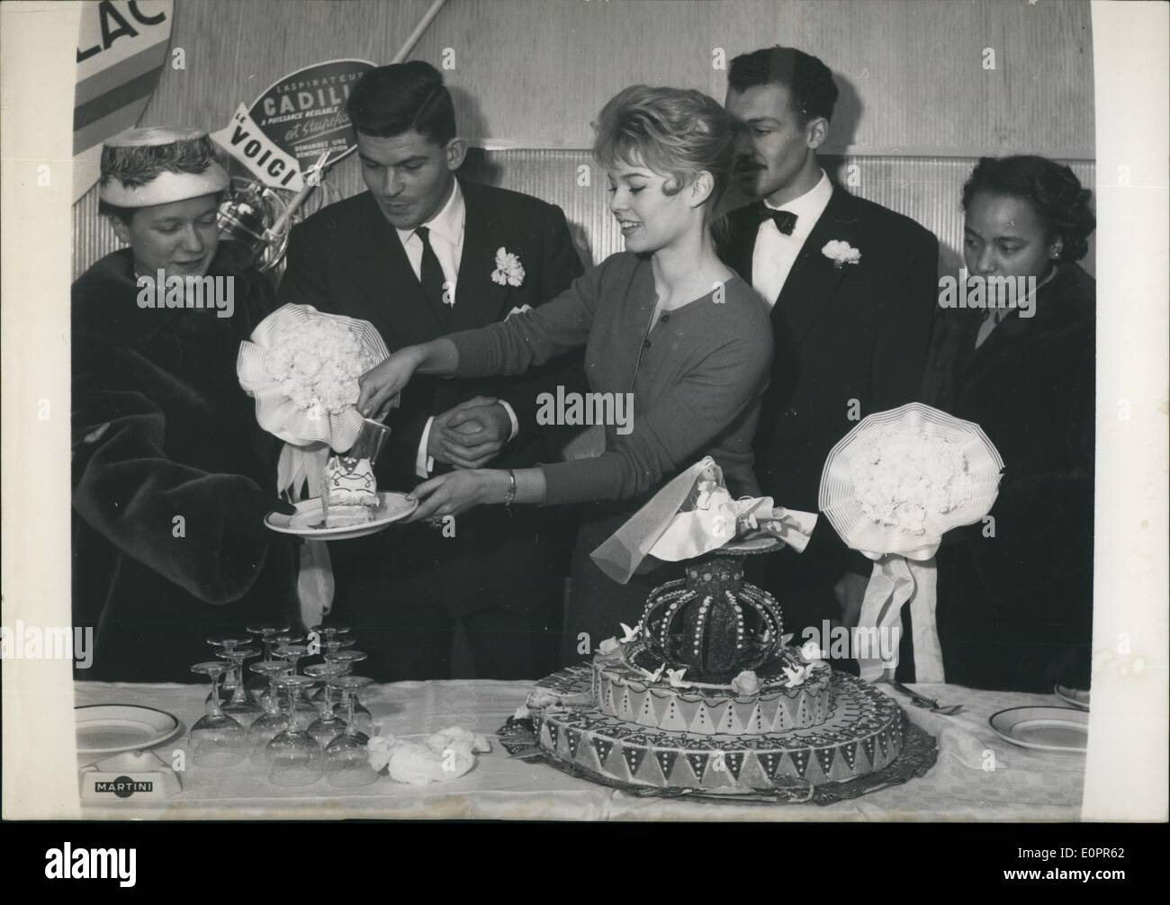 11 novembre 1956 - Brigitte Bardot joue vives : à l'occasion de la première du nouveau film ''La mariee etait trop belle'' (titre français qui signifie ''La mariée était trop beau) avec Brigitte Bardot, célèbre actrice écran reçu sur la scène du cinéma -deux nouveaux mariés qui elle a présenté avec des poupées et un gâteau. Photo montre Brigitte Bardot avec le nouveau -les couples mariés,M. et Madame Gauthier (à gauche) et M.et Madame sinele. Banque D'Images
