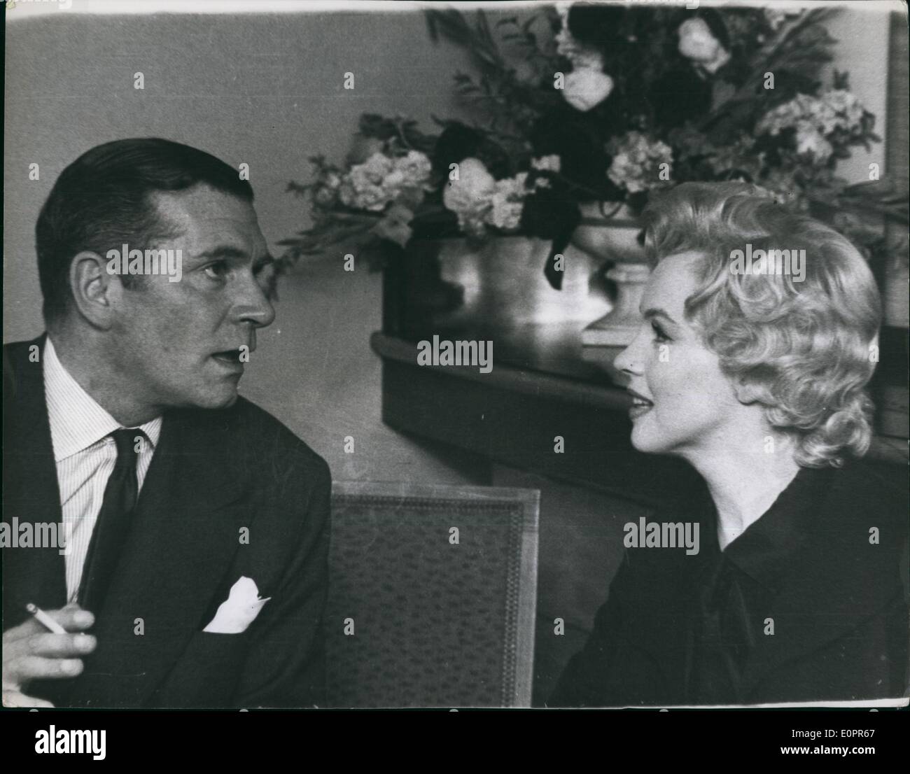 11 novembre 1956 - vu par Marilyn, Sir Laurence Olivier répond aux questions posées par la presse en relation avec le film ''The Sleeping Princess'' qu'ils sont de faire ensemble. ''(Illisible)'' Quatrième conférence de presse : ''(illisible)'' bleu et blanc cassé ''élection présidentielle ''(illisible)'' ici Harry Truman séjourné durant son :(illisible)'' rilyn Minore, a tenu sa quatrième grande ''(illisible)'' ree jours elle a été en Grande-Bretagne. ''(Illisible)'' mari Banque D'Images